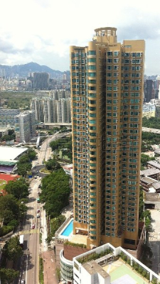 美國聯儲局凌晨公佈再度減息0.25厘 本港多間銀行中午宣佈跟隨 買家入市信心大增均加快步伐入市 鑽石山帝峰豪苑最新2房單位以$570萬元沽出