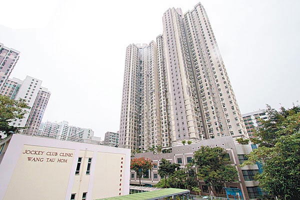 樂富德強苑鄰近大型商場 衣食住行配套齊備 與港鐵站相距數分鐘步程 一向深受綠表買家追捧 最新3房單位剛以$704萬元(綠表)售出 實用呎價@12,264元