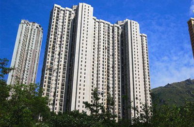 天水圍大型新盤「氣勢如虹」推售 更以震撼價出招搶客 令沉寂多時的樓市氣氛立即升温 牛池灣瓊麗苑最新3房單位以居二市場價$375萬元沽出