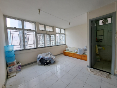 新界租置公屋$50萬起拍無人吼 鳳德邨公屋王穩固地位 逆市保持承接力 外區客一見鍾情 原積西南單位 議價30萬即獲承接 日前以$200萬元(綠表)出售